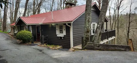 Perfect Upscale 2/2 Indoor/Outdoor Living 4100 elv. 0.8 mi to Main St. New HVAC Отели рядом с достопримечательностью «Sunrise Rock by Highlands-Cashiers Land Trust»