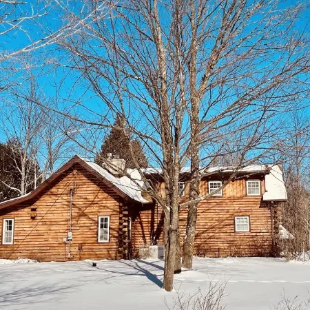 Rustic Log Home located near Baileys Harbor