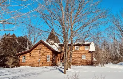 Rustic Log Home located near Baileys Harbor