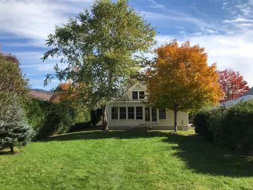 Cozy Farmhouse Nestled Between Stowe and Waterbury Hotels in Waterbury Center