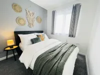 Elegant 3BR house in Glasgow Hotels near Baillieston