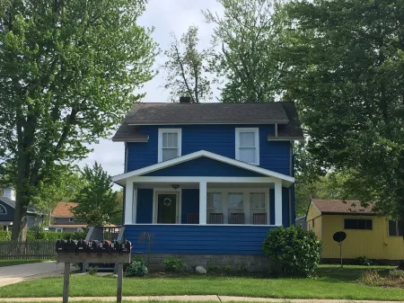 Ross J. Lomas 1927 House, Sleeps 9 Отели в г. Дженива-он--Лейк