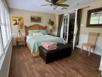 Frio River House + Bunkhouse, Private Volleyball Pool, Pavilion, Riverfront!