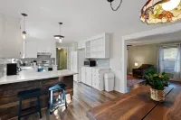 Cozy 3 Bedroom with Pool