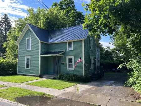 Luxury Retreat! Large 3 bedroom upstairs townhouse!Suny Potsdam in the backyard!