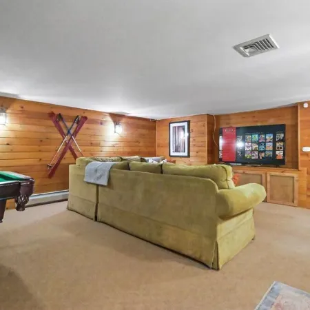 Spacious Colonial with 9 Beds, Streamside Access and Close to All Attractions