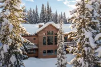 Spacious, private house in Big Sky with mountain views. Hot tub & close to town!