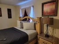 Charming townhome with free parking on premises Hotels near DULCERIA ARY Mexican Candies