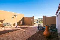 Pet-friendly house 35 minutes from ABQ airport;  45 minutes to Santa Fe; Artsy