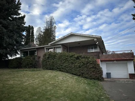 Large walk in lower unit in 1950 home nice neighborhood