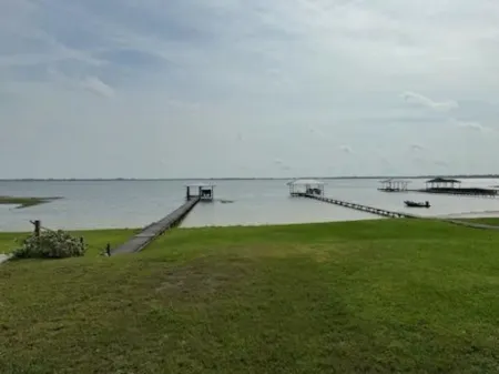 LAKE-FRONT AT BEAUTIFUL SANDY SHORE LAKE PLACID, FL