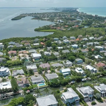 Beach Bungalow: Pet Friendly, Best Canal, Dock, Beach, Pool. Renovated in 2025