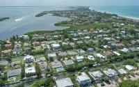 Beach Bungalow: Pet Friendly, Best Canal, Dock, Beach, Pool. Renovated in 2025