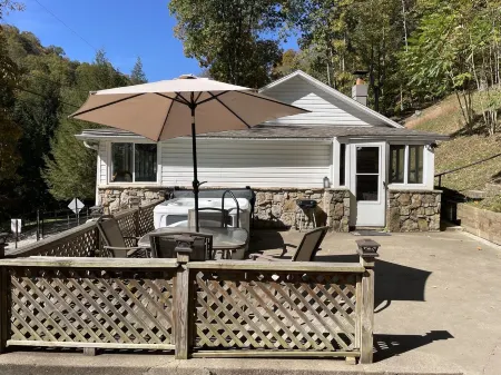 Cozy Mountain Cabin near Ohiopyle, Hot-Tub