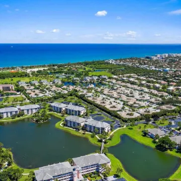 POSHPADZ-Bella Lago-Ground Floor, Walk to Jupiter Beach, Patio with Lake Views