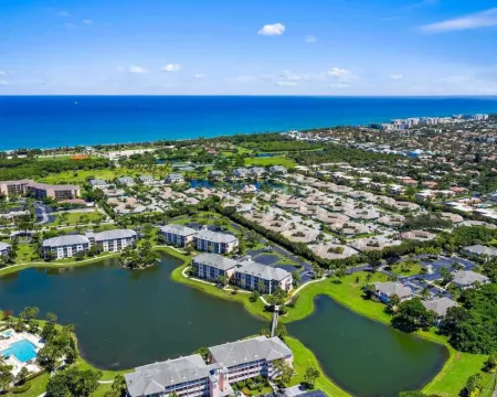 POSHPADZ-Bella Lago-Ground Floor, Walk to Jupiter Beach, Patio with Lake Views Hotels in Jupiter