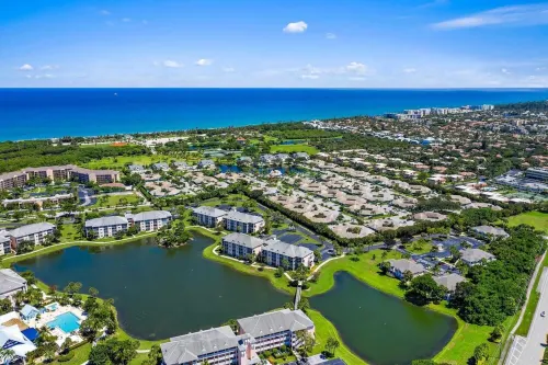 POSHPADZ-Bella Lago-Ground Floor, Walk to Jupiter Beach, Patio with Lake Views