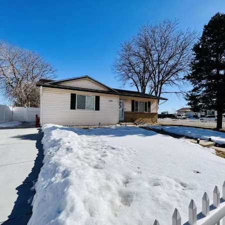 Cozy 5-Bedroom Home in Aurora!Perfect blend of comfort & convenience