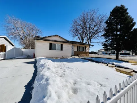 Cozy 5-Bedroom Home in Aurora!Perfect blend of comfort & convenience