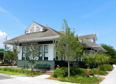 Walk to the Beach and Downtown Restaurants, Bars, and Shops!