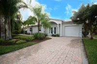 Groups, Families & Pet Owners Dream! 3min walk to beach & 7min to National Park!