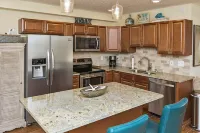 Discounted monthly stays, pet friendly, 5 min to town, deck with marsh view