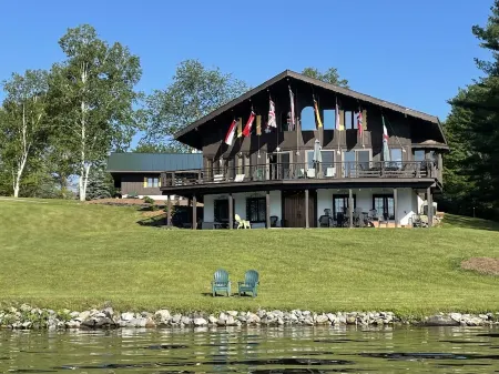 Waterfront Chalet with expansive views of lake & mountains. Отели в г. Каслтон