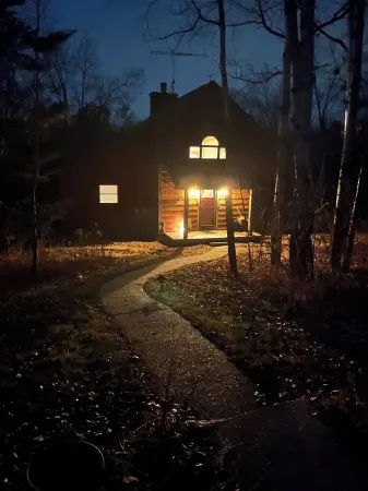 Quiet & Private Home : Relax at Your Getaway Among the Trees!