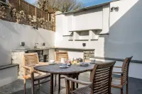 Luxury Character Cottage, less than 5 mins walk to the North Cornwall Coast