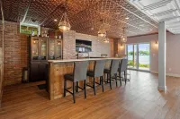 New build 5-bedroom waterfront lake house in Saratoga Springs