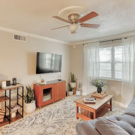 Charming condo close distance to Honeymoon Island!