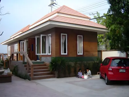 Baan Imoun Hotel Отели в г. Mueang Samut Songkhram