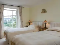 Lammas Park House - parking