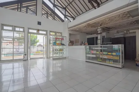 RedDoorz @ Jalan R.E. Martadinata Sukabumi Отели рядом с достопримечательностью «POLTEKES YAPKESBI»