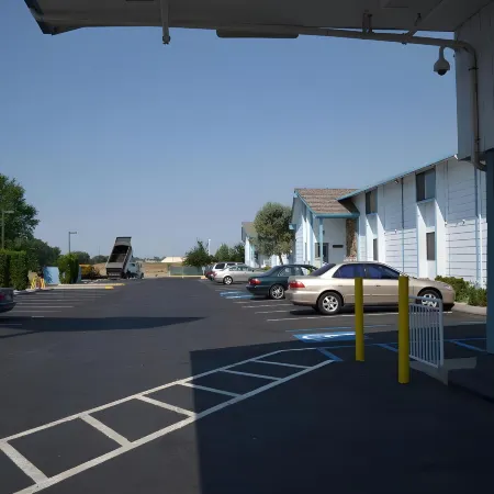 Nampa Inn & Suites