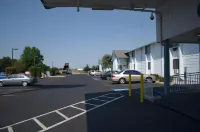 Nampa Inn & Suites - parking