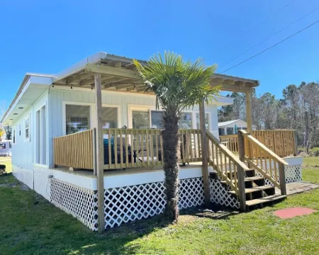 The WATERFRONT Boathouse Cabin! Hotels in Stump Sound