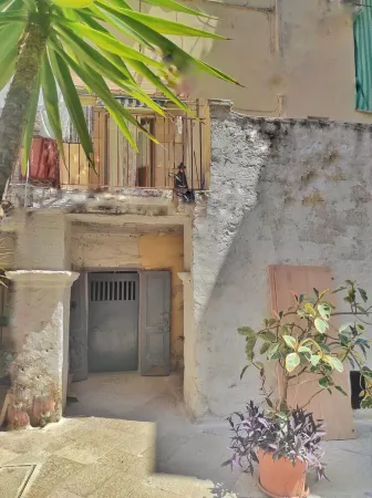 Garitta Twelve whole house with sea view terrace in the historic center