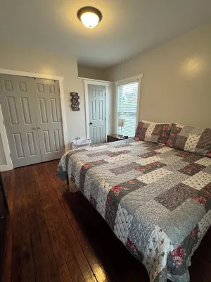 So close to Ark, Quick Drive to Creation, King Bed, Stunning back yard, & Cable Отели рядом с достопримечательностью «JB Miller Park»