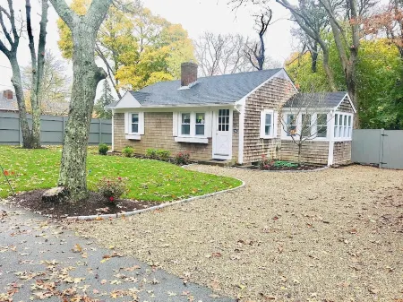 Renovated cottage 1 mile to beach in Chatham!
