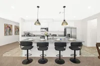 Superb 6BD/4BA villa in Riverside with WiFi, King Beds  Large space, clean new 리버사이드 호텔