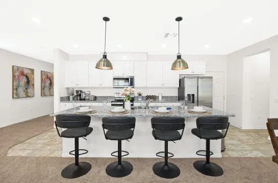 Superb 6BD/4BA villa in Riverside with WiFi, King Beds  Large space, clean new