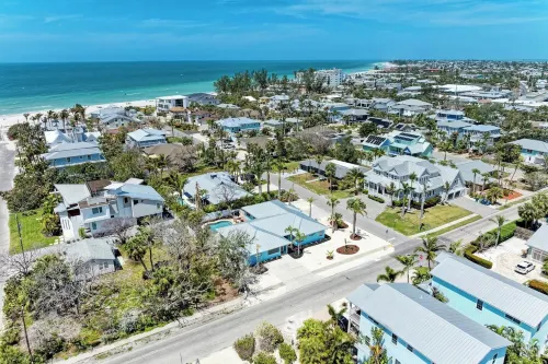 Large Single Level-1 Minute Walk To The Beach-5 minute walk to Restaurant/Shops