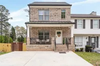Kennesaw Charm-3 min to Downtown Kennesaw & KSU! Hotels near Barrett Pavilion