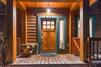 The Retreat@ the Cottages-tucked in towering pines