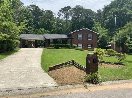 *Private/Contempo/Cozy/House & pool/17 min from ATL & in the Atlanta Metro Area*