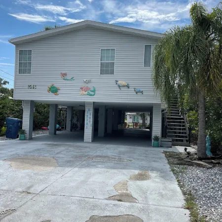 Relax on the beautiful Weeki Wachee River at the charming Seahorse River House!