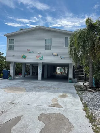 Relax on the beautiful Weeki Wachee River at the charming Seahorse River House! Отели в г. Уэки-Уочи-Гарденс