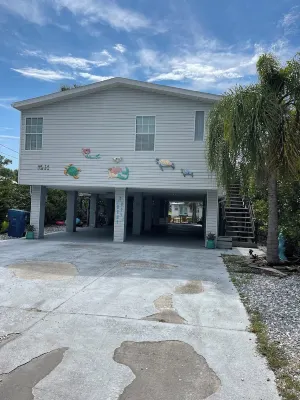 Relax on the beautiful Weeki Wachee River at the charming Seahorse River House!