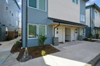 Taft District New Build 2-bedroom condo in delightful Lincoln City with WiFi, AC Các khách sạn ở 